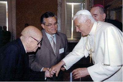 Pastor evangelico Un pastor evangélico rindiendo pleitesía al papa