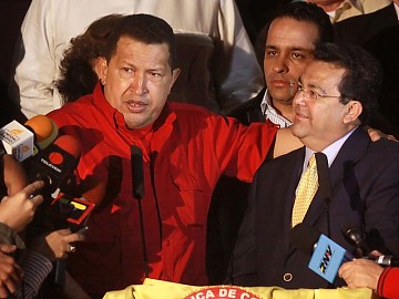 Chávez y Dussán Dussán, presidente del polo Democrático, entregándole la bandera de Colombia a Chávez