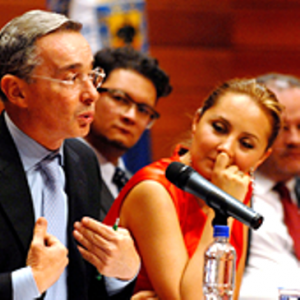Las trampas contra Uribe no son nuevas. Aquí, en la U. Tadeo Lozano, la señora Natalia Springer, entonces decana de la Tadeo, observa burlonamente al presidente Uribe
