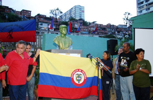 busto de marulanda en Venezuela, con diputados venezolanos