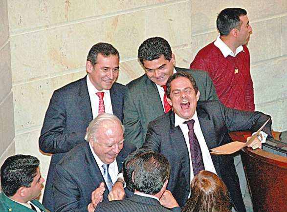 vargas-celebrando-aprobación-de-sus-iniciativas
