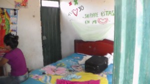Este es el interior de una de esas paupérrimas casitas donde los habitantes han tenido que vivir durante años. La pobreza es descomunal