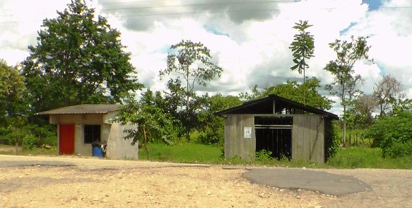 A la izquierda se puede apreciar una de las miserables casas entregadas por el Estado a los pobladores de Santodomingo. Es entendible -mas no excusable- entender por qué vendieron sus conciencias por 20 millones de pesos