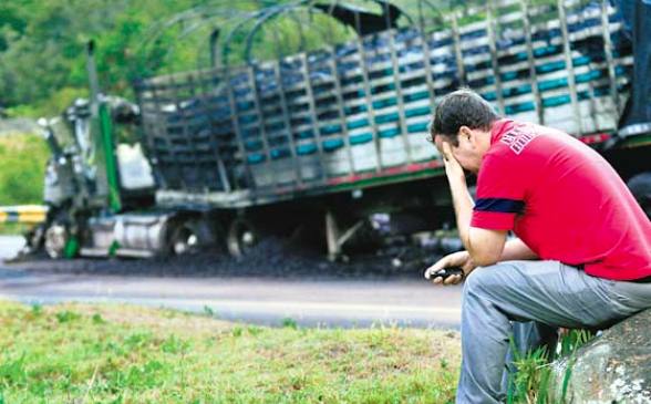 El dueño de uno de los camiones quemados por las FARC, llora la pérdida de su sustento y el de su familia. (Foto El Espectador)