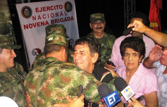 Ganadero huilense secuestrado por la guerrilla, en el momento de su rescate por el ejército colombiano