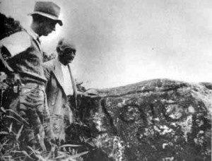 El profesor Paul Rivet y el ministro de Bélgica junto a un petroglifo en San Agustín, Huila, 1938. Archivo fotográfico Gregorio Hernández de Alba.