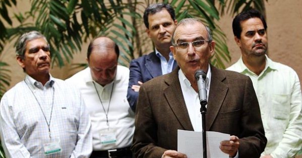 Humberto de la Calle. Atrás, el general Mora Rangel, Luis Carlos Villegas, Sergio Jaramillo y Frank pearl