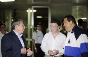 Raúl Castro, Juan Manuel Santos y Hugo Chávez.. El control del castrocomunismo se toma a Colombia