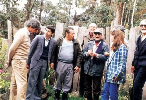 César Gaviria con sus amigos de las FARC. También están allí Jaime Uribe,  Manuel Marulanda, Alfonso López M., Jacobo Arenas, Jaime Castro, Noemi Sanin, Pedro Gòmez, Padre Rafael García Herreros