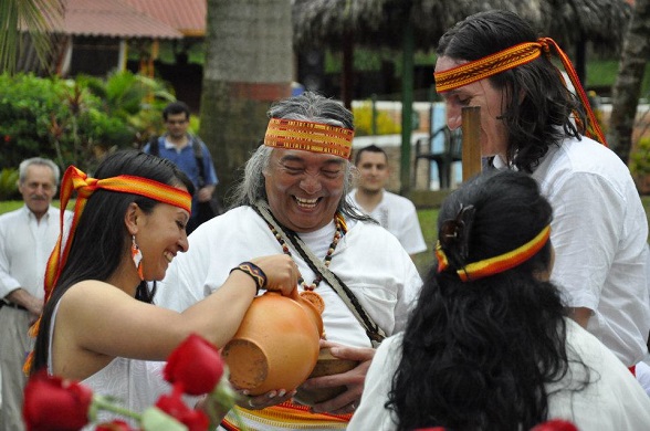 Suaga Gua, heredero de las costumbres ancestrales muiscas. Aquí en un ritual donde se utiliza la chicha