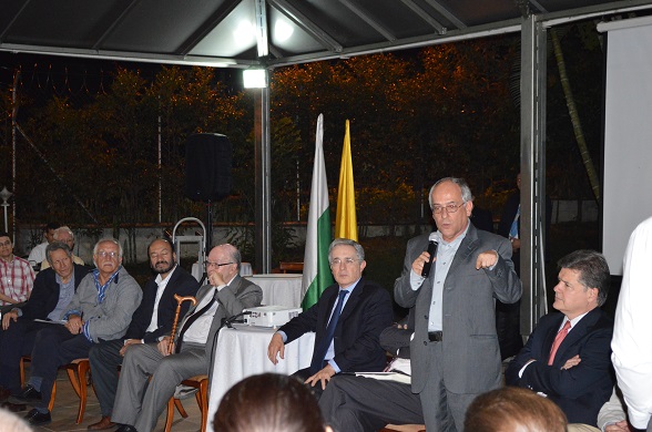 Histórica reunión en Medellín donde el Centro de Pensamiento Primero Colombia le solicita al presidente Uribe retirarse del Partido de la U para formar un nuevo movimiento político (Foto Periodismo Sin Fronteras)