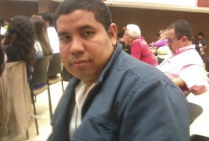 Luis Carlos Cervantes. Andrés Villamizar le quitó el esquema de seguridad porque, según él "ese negrito solo pone música en la emisora". Y lo asesinaron