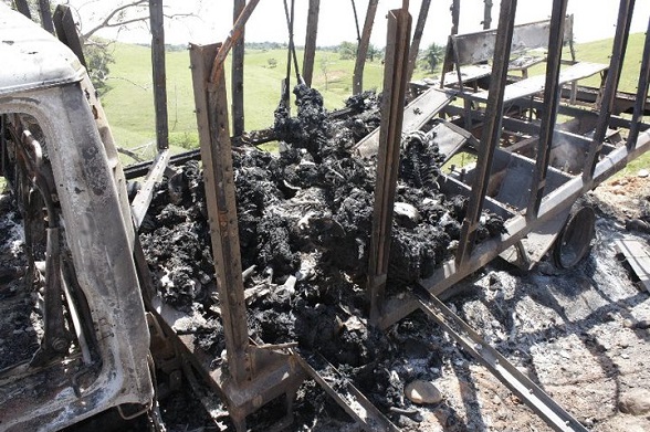 Policías incinerados vivos por las FARC, en Colombia. Y los terroristas dicen hoy que estos asesinados son "victimistas"