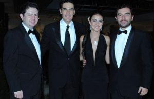 Rafael Merchán a la izquierda, y Andrés Villamizar, a la derecha, en el matrimonio de uno de los Galán Pachón. Entre todos salieron a culpar a Marulanda por la corrupción en la UNP