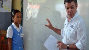 A pesar de la evidencia, Juan Manuel Santos asegura que la vacuna es segura. ¿Habrá negocio de por medio?