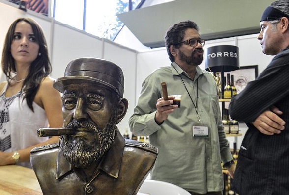 En el Festival del habano, en La Habana, Cuba. El narcoterrorista Iván Márquez dialoga con el más poderoso narcotraficante de Cuba: Ernesto Milanés, considerado el "Pablo Escobar de Cuba"