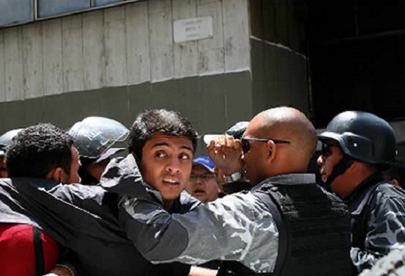 Lorent Saleh, detenido irregularmente y expulsado del país para entregarlo al gobierno de Maduro, que ya lo había torturado