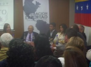 Lorent Saleh, en el conversatorio con María Conchita Alonso, Plinio Apuleyo Mendoza, José Obdulio Gaviria, María Fernanda Cabal y Ricardo Puentes