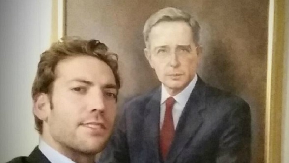 Martín Santos, hijo del presidente Santos, se fotografió mofándose con un retrato del Ex presidente Álvaro Uribe Vélez dentro de la campaña "Soy capaz"
