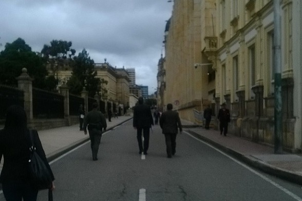 El ministro Mauricio Cárdenas Santamaría, yendo a responder al Senado (Foto Periodismo Sin Fronteras)