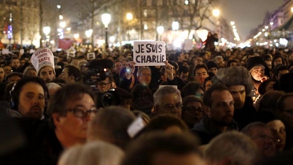 Manifestantes parisinos se congregan en La Place de la Republique de París para mostrar su repudio a la masacre de periodistas del “Charlie Hebdo”