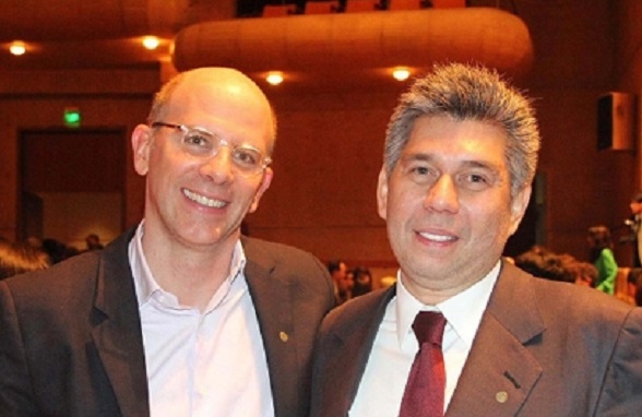 Alejandro Santos (director de la revista Semana y sobrino del presidente Juan Manuel Santos) y Daniel Coronell, columnista de la misma revista y vicepresidente de noticias de Univisión