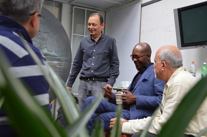 Babacar cree que la obra de Carlos Salas es ideal para explicar su tesis de "compromiso crítico" del arte (Foto Periodismo Sin Fronteras)