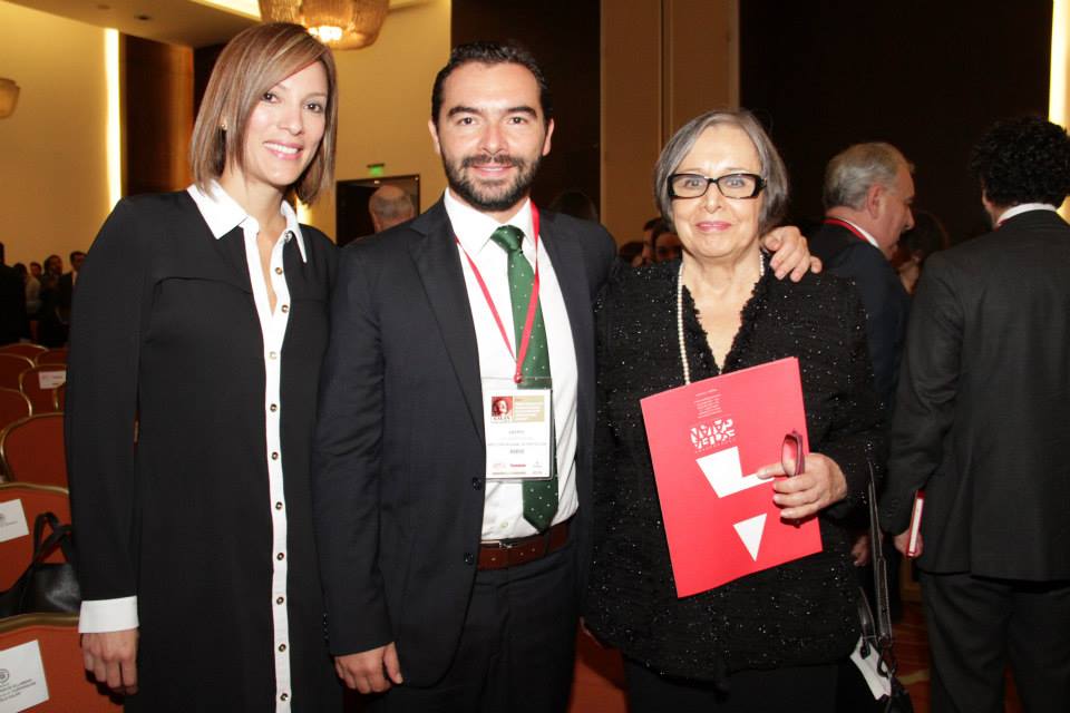 Andrés Villamizar en medio de Yalena Jácome y su mamá, Maruja Pachón de Villamizar, Directora de la Corporación Escuela Galán, depositaria de jugosos contratos con el gobierno de Santos