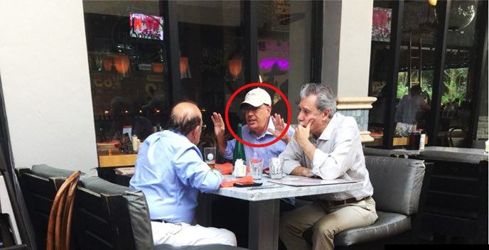 Carlos Mario Gutiérrez, acá con Reynaldo Taladrid (en círculo rojo)Director de la Mesa Redonda en Cuba, Coronel del G-2 y persona de entera confianza de Fidel y Raúl Castro, miembro de la DGI donde atiende, entre otras cosas, la creación de matrices de opinión y atención directa a agentes en el exterior. El calvo de espaldas es Max Lesnick, otro castrista con programas de radio a favor de los Castro y sus agendas, incluyendo el proceso de Paz de Colombia