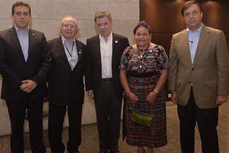 Santos con Pérez Esquivel y Rigoberta Menchú. Los Nobeles marxistas y mentirosos