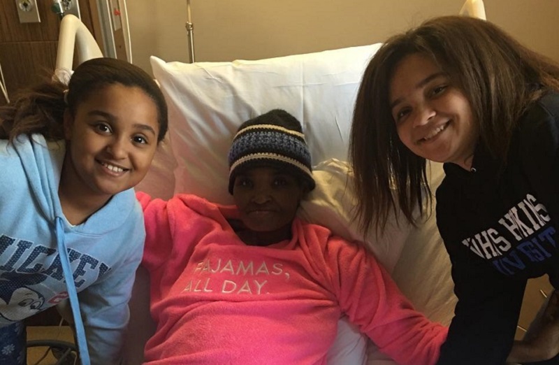 Fotografía tomada en la última visita, hoy, de las niñas al hospital. Las 3 ignoran todavía lo que se avecina