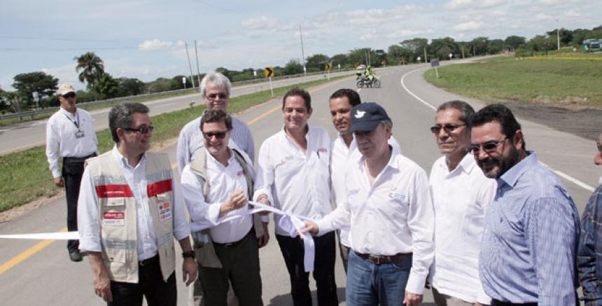 Juan Manuel Santos, Germán Vargas Lleras y los directivos de Odebrecht inaugurando la doble calzada en la Ruta del Sol II