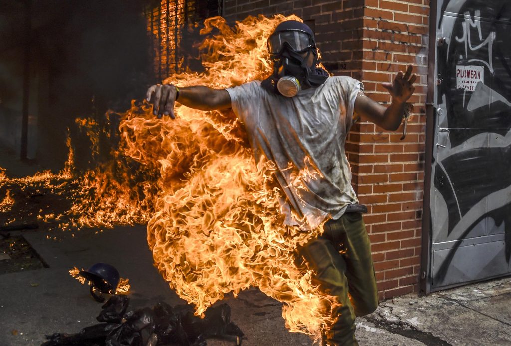 http://www.periodismosinfronteras.org/wp-content/uploads/2017/07/Venezuela-manifestante-envuelto-en-llamas-durante-protesta-13-1024x694.jpg