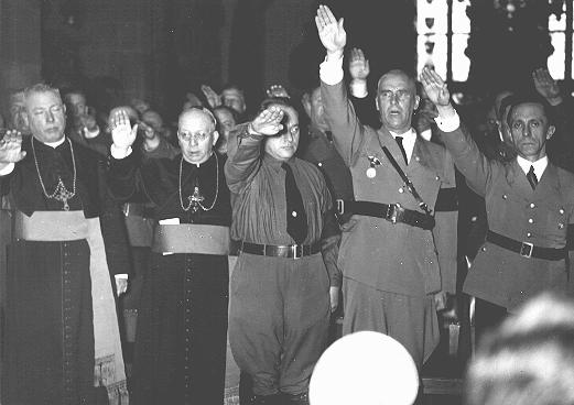 Obispos católicos haciendo saludo nazi