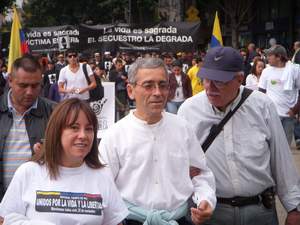 El provincial jesuita Francisco de Roux liderando una marcha contra el presidente Alvaro Uribe
