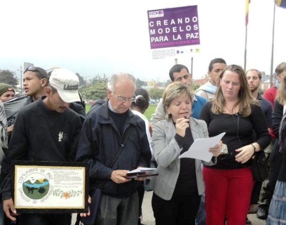 El cura Jesuita Javier Giraldo, con Gloria Cuartas, hablando de paz. El diablo haciendo ostias