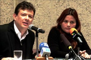Hollman Morris y Claudia Julieta Duque, del Colectivo Alvear Restrepo y periodista difamadora del ejército, odia a muerte al presidente Uribe