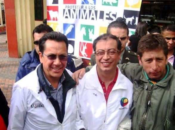 Gustavo Petro, antiguo terrorista del M-19 y hoy alcalde electo de Bogotá, con Roberto Sáenz, concejal comunista de Bogotá y hermano de Cano, comandante de las FARC dado de baja