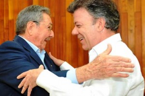 Juan Manuel Santos y Raúl Castro, uno de los tiranos que tiene sometido al pueblo cubano