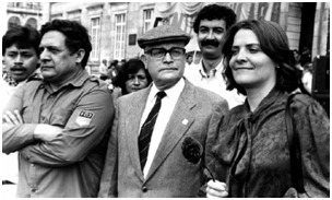 Gilberto Vieira W., en medio de Carlos Romero Jiménez, Clara López Obregón y Bernardo Jaramillo Ossa