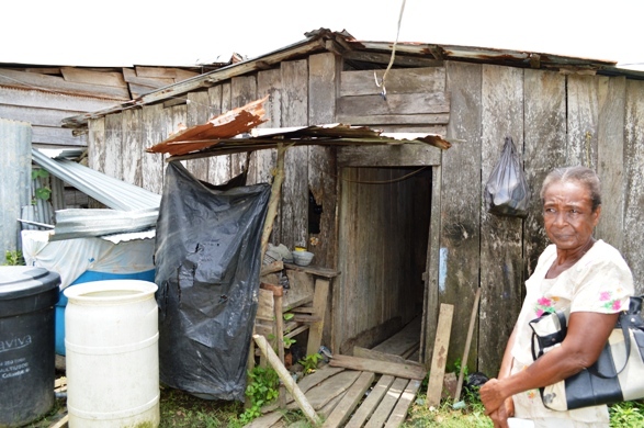 Esta anciana vive en la miseria total. El gobierno de Santos le niega ayuda. Sus hijos quedaron desempleados 