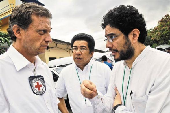 Iván Cepeda y Yves Heller, director de la Cruz Roja