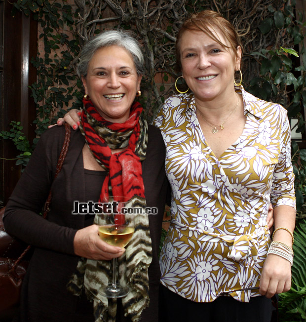 María Elvira Samper, con la copa en la mano, y María isabel Rueda. Nótese que ella no tiene copas, para que vean la infamia de quienes la acusan de borracha (Foto Jet set)