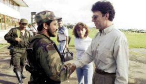 Las relaciones de Santos con las FARC, también son muy antiguas. Aquí, con "Iván Ríos"
