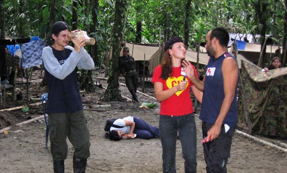 Foto de entrenamiento de las FARC a sus hombres para adoctrinar a la población. Los asesoran estudiantes de universidades