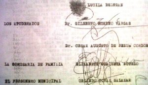 Detalle de la firma en un documento que acredita a Gilberto Moreno Vargas como abogado de los invasores