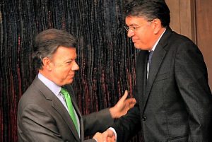 Mauricio Cárdenas Santamaría en su posesión como ministro ante Juan Manuel Santos. Cárdenas sigue impune por el caso Dragacol