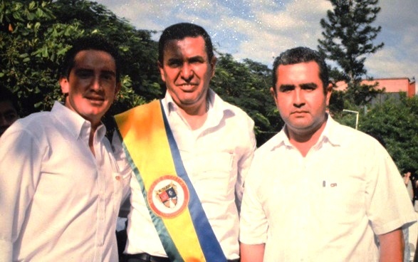 Gilberto Moreno Vargas, con la banda. Cerca, el señor Danny Edward Alonso Piñeros, sindicado de homicidio, y Delegado de Cambio Radical en El Colegio