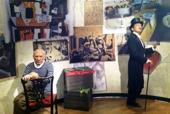 Dalí y Picasso, genios del arte. (figuras en un museo de cera)