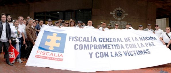 El Fiscal Montealegre obligó a los empleados de la Fiscalía a marchar hasta la Procuraduría y vociferar en contra de Ordóñez, en favor de las FARC